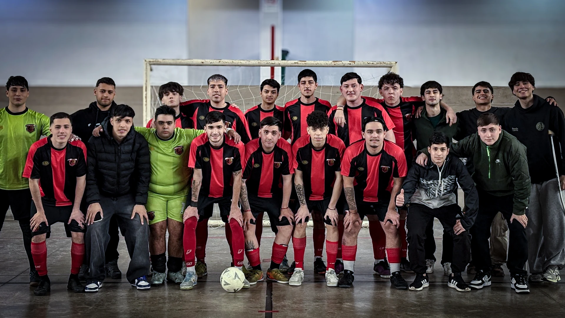 Plantel de Real Vasconia con la camiseta roja y negra en la cancha